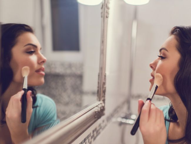 मेकअप, सिर्फ पर्सनालिटी ही नहीं निखारता, जलन भी देता है!