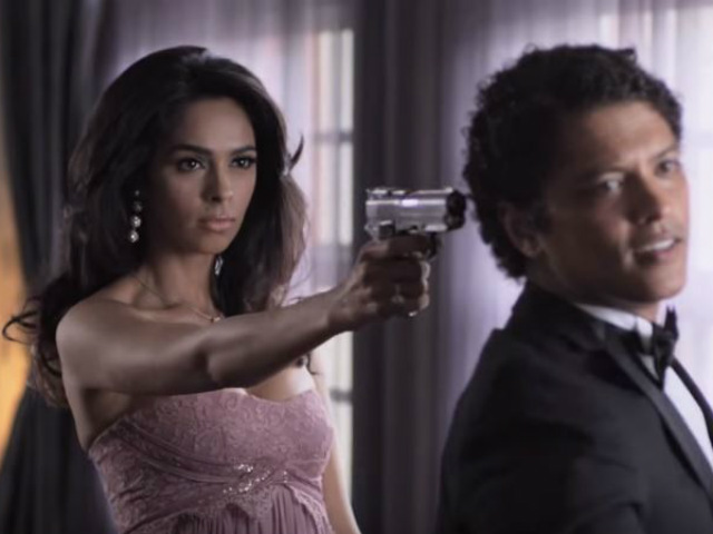 Mallika Sherawat Shares Behind the Scenes Clip of Bruno Mars' <I>Whatta Man</i>