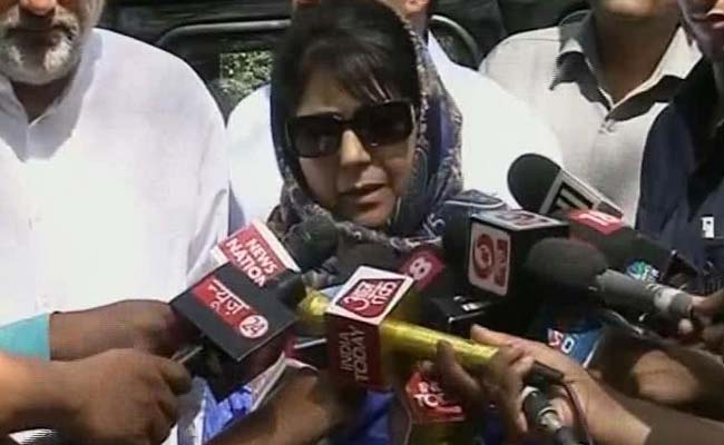 Mehbooba Mufti Meets Manohar Parrikar, Raises Handwara Firing Incident