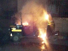 Mumbai: Miscreants Shouting MNS Slogans Burn Auto In Andheri