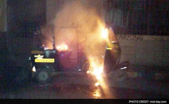 Mumbai: Miscreants Shouting MNS Slogans Burn Auto In Andheri