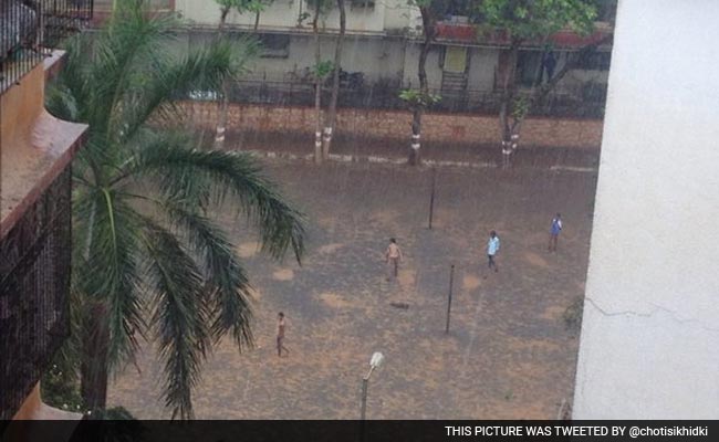 Mumbai Receives Unseasonal Rains, Mercury Dips