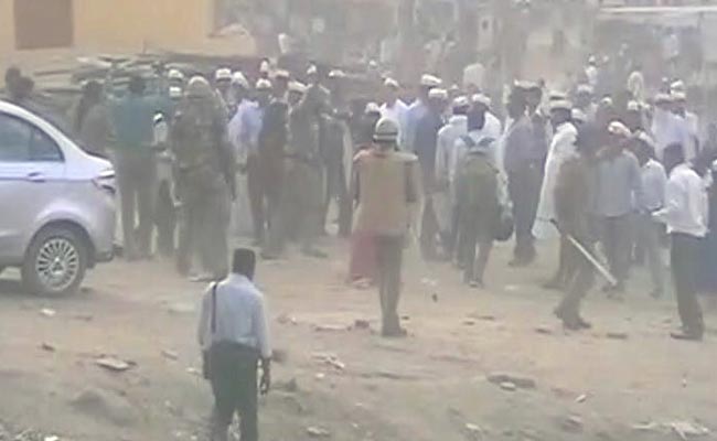 लखनऊ में यूपी पुलिस ने NRHM के संविदा कर्मचारियों पर लाठी चार्ज किया