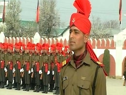 राष्ट्रगान के लिए खड़े नहीं होने पर सेना के कार्यक्रम से पत्रकारों को बाहर किया गया राष्ट्रगान के लिए खड़े नहीं होने पर सेना के कार्यक्रम से पत्रकारों को बाहर किया गया