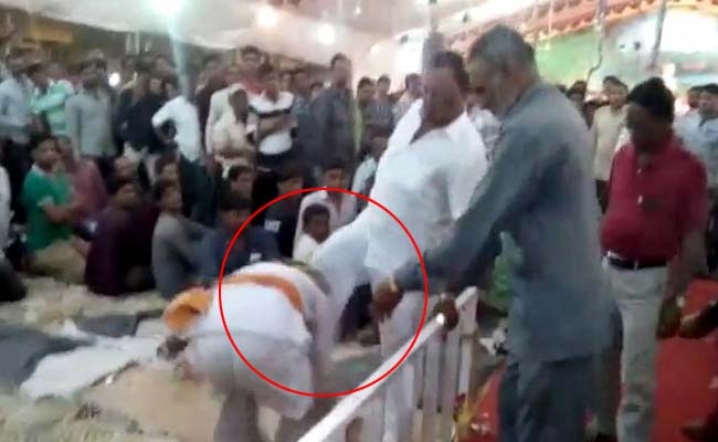 बुजुर्ग को पैर से मारने वाले बीजेपी सांसद रादड़िया ने इसे बताया 'मामूली घटना' बुजुर्ग को पैर से मारने वाले बीजेपी सांसद रादड़िया ने इसे बताया 'मामूली घटना'