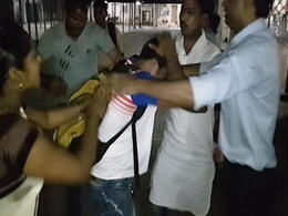मुंबई : महिला ने की छेड़खानी करने वाले वॉर्डबॉय की पिटाई, किया पुलिस के हवाले मुंबई : महिला ने की छेड़खानी करने वाले वॉर्डबॉय की पिटाई, किया पुलिस के हवाले