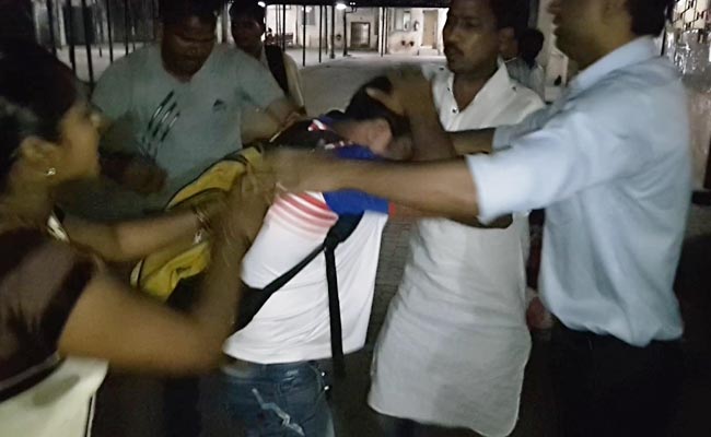 मुंबई : महिला ने की छेड़खानी करने वाले वॉर्डबॉय की पिटाई, किया पुलिस के हवाले