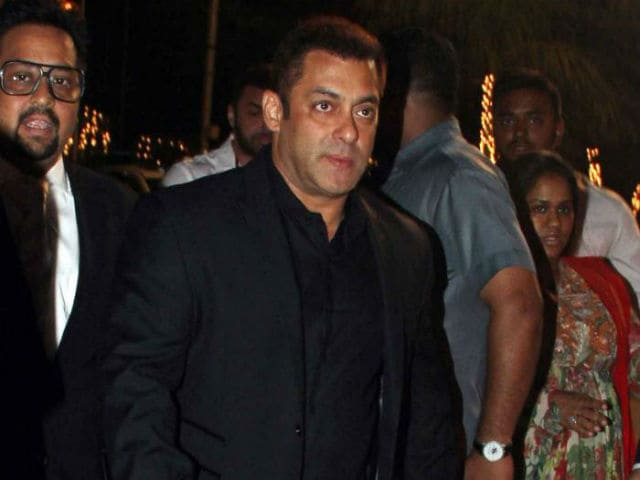 Salman Khan Celebrates Holi With His Cute Little Fans