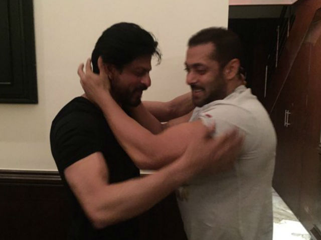 <i>Jabra Fan</i> Shah Rukh Meets <i>Sultan</i> Salman Khan. 'Picture Perfect'