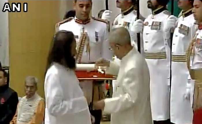 राष्ट्रपति प्रणब मुखर्जी ने कई हस्तियों को पद्म अवॉर्ड से सम्मानित किया