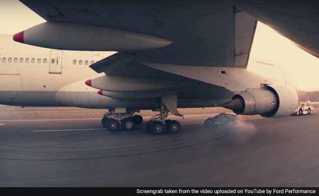 वायरल वीडियो : रनवे पर दौड़ते हवाई जहाज के नीचे किए कार पर स्टंट