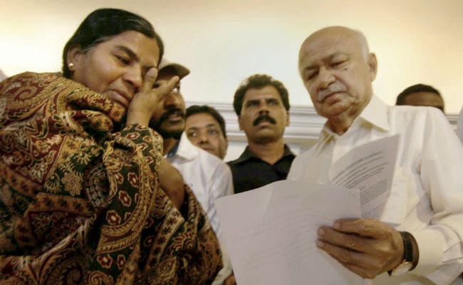 Sushil Kumar Shinde Meets Hyderabad University Students In Jail