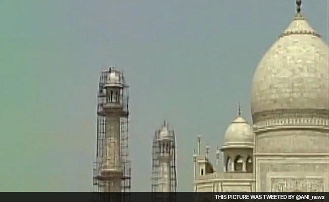 ताज महल के मीनार का गुंबद गिरा? - चश्मदीदों का दावा, अधिकारियों ने नकारा