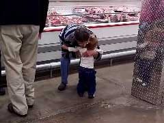 Adorable Kid Goes Around Supermarket Greeting Strangers in Viral Video