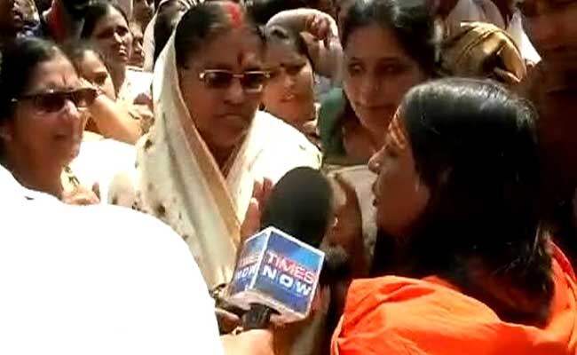 मुंबई : मंदिरों में महिलाओं के ड्रेस कोड का विरोध, नाइट गाउन पहनकर प्रवेश पर रोक हटी मुंबई : मंदिरों में महिलाओं के ड्रेस कोड का विरोध, नाइट गाउन पहनकर प्रवेश पर रोक हटी