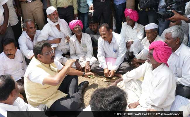 On Drought Tour, Vinod Tawde's Staff Member Heckles Protestors in Maharashtra