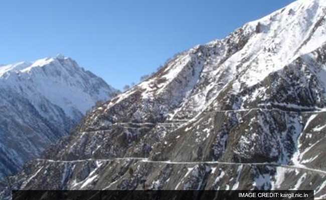 करगिल : गलती से बारूदी सुरंग पर कदम रखने से हुए विस्फोट में 2 जवान शहीद