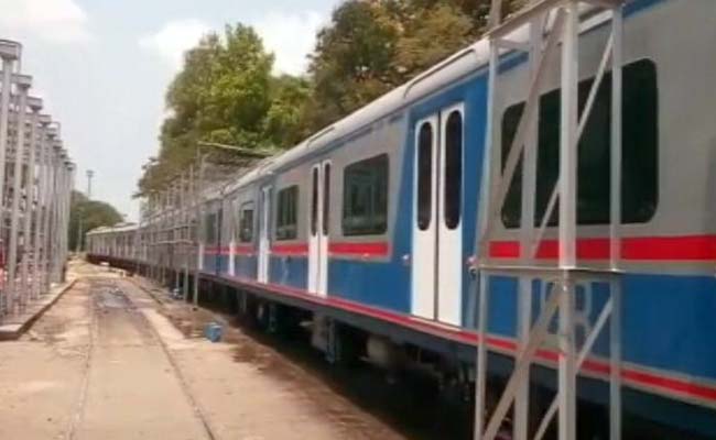 मुंबई को मिली पहली एसी लोकल ट्रेन, सेंट्रल रेलवे की हार्बर लाइन पर चलेगी
