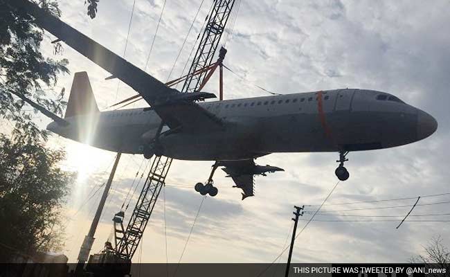 हैदराबाद : एयर इंडिया प्लेन को शिफ्ट कर रही एक क्रेन दीवार से जा भिड़ी, देखें तस्वीरें