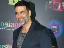 Akshay Kumar Apologises on Twitter After His Bodyguard Punches a Fan