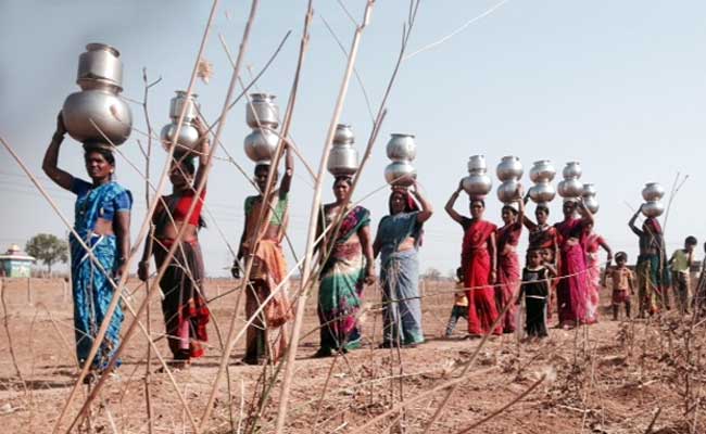 एक लाइन में बयान होती है तेलंगाना के सूखे की कहानी - सीधी पंक्ति में चलती महिलाएं...