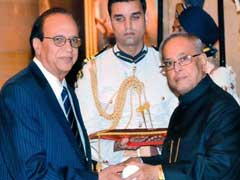 Ashok Mago Receives Distinguished Alumni Award In US