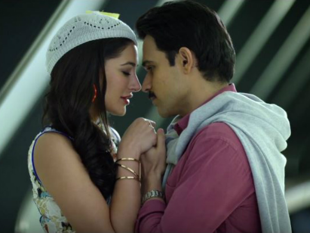 Emraan Hashmi, Nargis Fakhri Romance in New <I>Azhar</i> Song <I>Bol Do Na Zara</i>