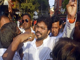 Union Minister Babul Supriyo Heckled Allegedly By Trinamool Supporters Union Minister Babul Supriyo Heckled Allegedly By Trinamool Supporters