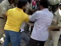 बेंगलुरू : 12वीं की केमिस्ट्री का पर्चा लीक होने पर एबीवीपी का जोरदार प्रदर्शन बेंगलुरू : 12वीं की केमिस्ट्री का पर्चा लीक होने पर एबीवीपी का जोरदार प्रदर्शन