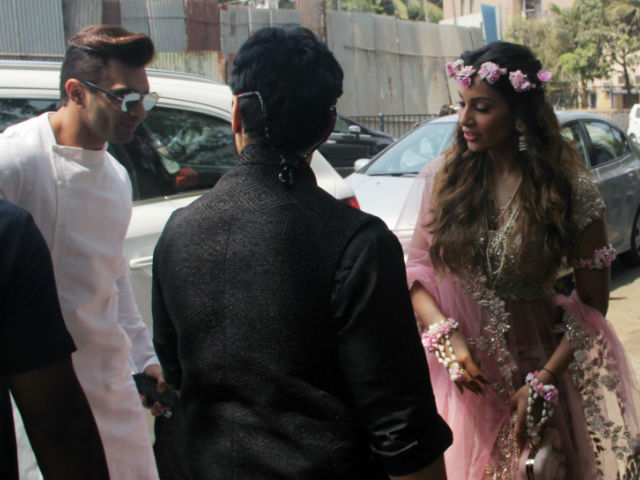 Inside Pics: Bipasha Basu and Karan Singh Grover's <i>Mehendi</i>