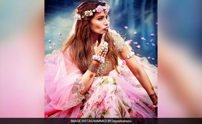 ट्रेडिश्नल क्लोथिंग: लाल नहीं, गुलाबी और नीला है महिलाओं की पसंद