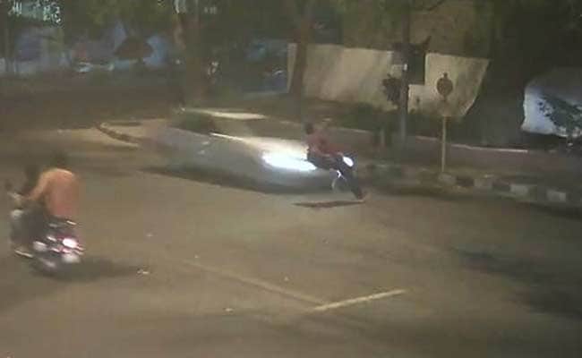 CCTV में कैद : मर्सिडीज सवार ने सड़क पार कर रहे 32 साल के शख्स को दी दर्दनाक मौत