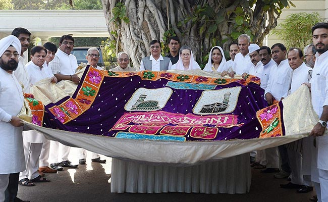 Chadar Offered On Behalf Of Sonia Gandhi At Ajmer Dargah