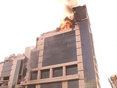 दिल्ली : नेताजी सुभाष प्लेस के पर्ल्स बिजनेस पार्क की इमारत में लगी आग, भारी नुकसान