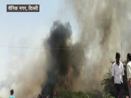 दिल्ली में आग से करीब 80 झुग्गियां खाक, 300 लोग बेघर हुए दिल्ली में आग से करीब 80 झुग्गियां खाक, 300 लोग बेघर हुए