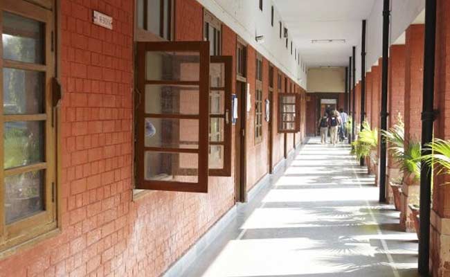 DU के स्नातक पाठ्यक्रम के लिये 3 लाख से अधिक आवदेन