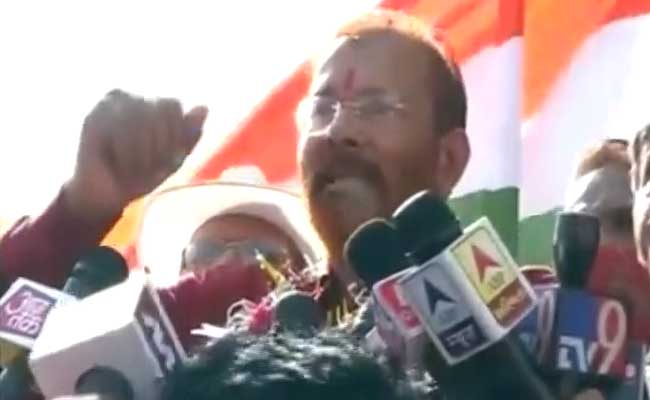 Chariot, Flowers For Gujarat 'Encounter Cop' DG Vanzara's <i>Ghar Wapasi</i>