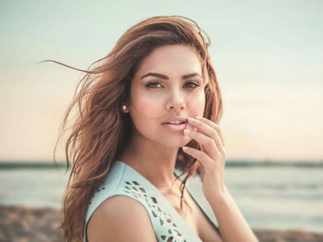 Esha Gupta Isn't Engaged. Actress Reveals Truth About the Diamond Ring