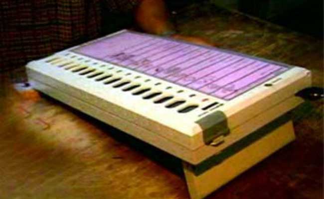 हैकिंग की शिकायत के बाद सूरत में रखी गई EVM के आसपास वाई-फाई पर रोक - 10 खास बातें