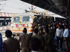 Gatiman Express Halted As Pantograph Breaks Due To Thunderstorm