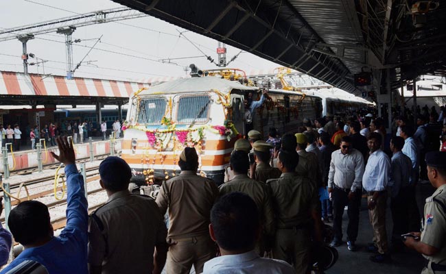 Gatiman Express Halted As Pantograph Breaks Due To Thunderstorm