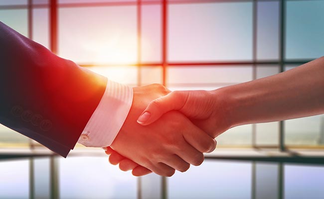 Three Reasons A Good Handshake Will Help You At Work