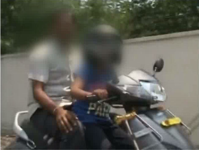 VIDEO: हादसे देखकर भी सबक नहीं लेते लोग, 7 साल की बच्ची को थमा दी स्कूटी