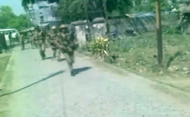 देवरिया जेल में कैदियों का हंगामा, हालात पर काबू पाने के लिए पुलिस ने की फायरिंग