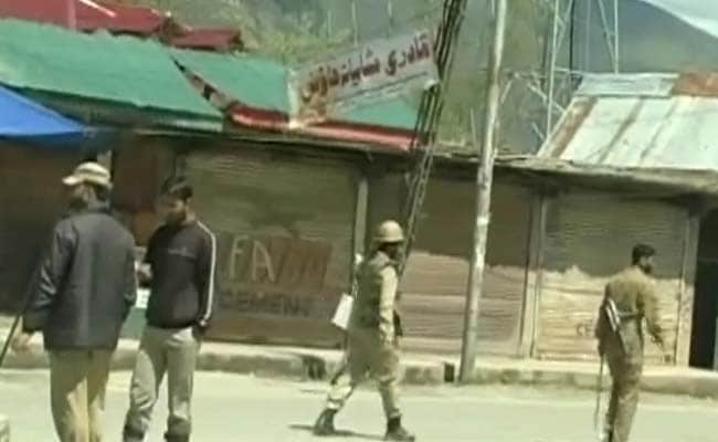 दक्षिणी कश्मीर में प्रतिबंध जारी, सुरक्षाबल हैं तैनात