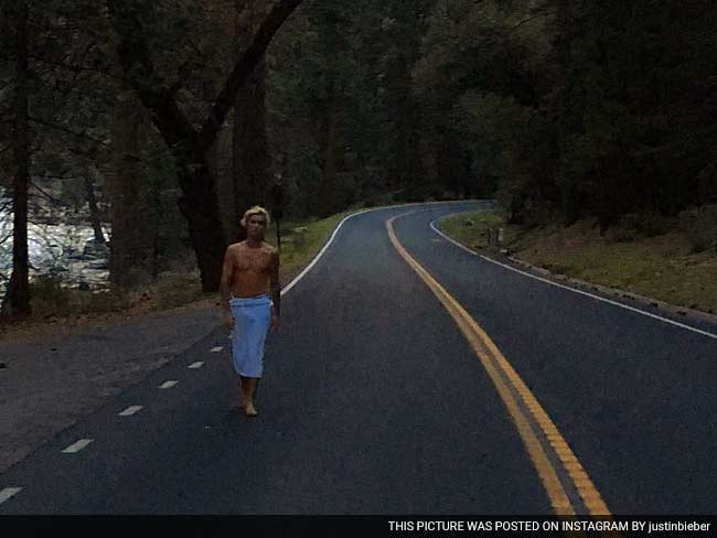 बीच सड़क पर सिर्फ तौलिया लपेटे कुछ इस तरह नजर आए सिंगर जस्टिन बीबर