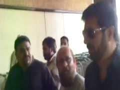 Kabir Khan, Director Of <i>Bajrangi Bhaijaan</i>, Heckled At Karachi Airport