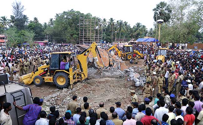 With Doctors, PM Modi Visits Kollam, Where Temple Fire Killed Over 100