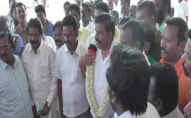 Angry Rajinikanth Fans Snub Vijayakanth, Support DMK Candidate