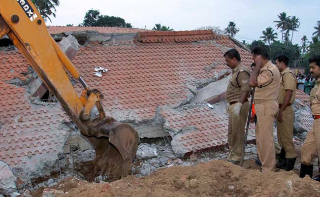 केरल : कोल्लम मंदिर में हादसे के समय 10 हजार से अधिक लोग देख रहे थे आतिशबाजी